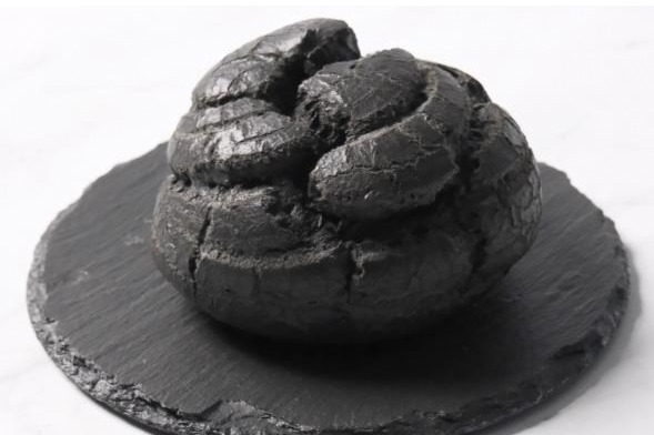 仏ブランド「ブラックパリ」生地もクリームも“真っ黒”なシュークリーム＆濃厚アーモンド香るプリン｜ららぽーと海老名