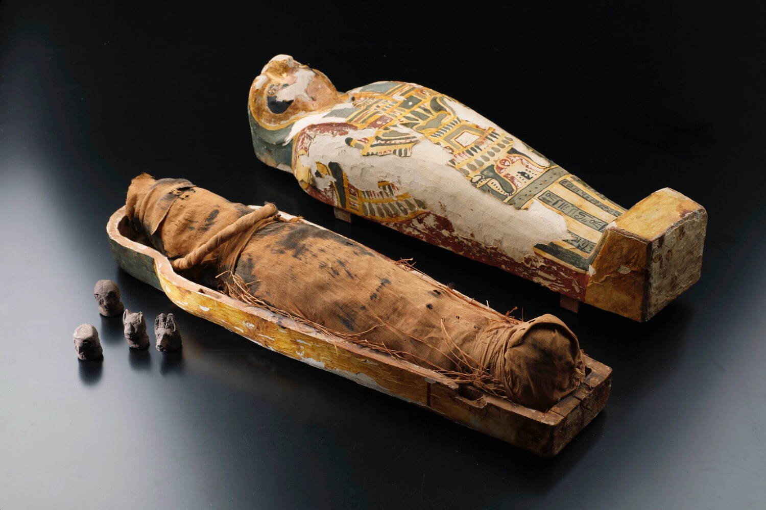 《ホルスの4人の息子たちの護符とプタハ・ソカル・オシリス神のミイラ》
末期王朝-プトレマイオス朝時代