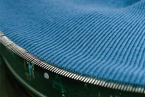 フジ24年秋冬ニット、上質なウールカシミヤのハイネックニットや“ふんわり”モヘアマフラー｜写真47