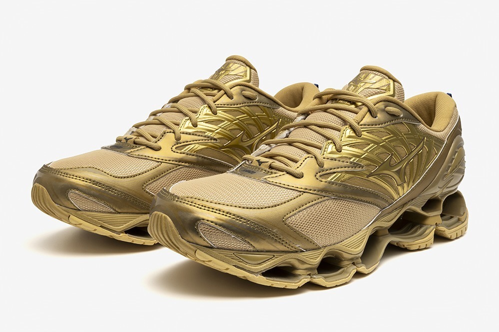 ミズノ“金メダル”着想のゴールドスニーカー「ウエーブプロフェシーLS」シンゾー パリとコラボ