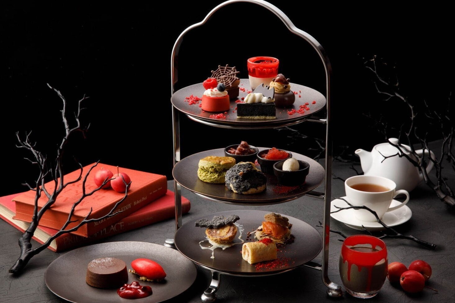 グランド ハイアット 福岡の“赤＆黒”ハロウィンアフタヌーンティー、秋の味覚×玉露スイーツ