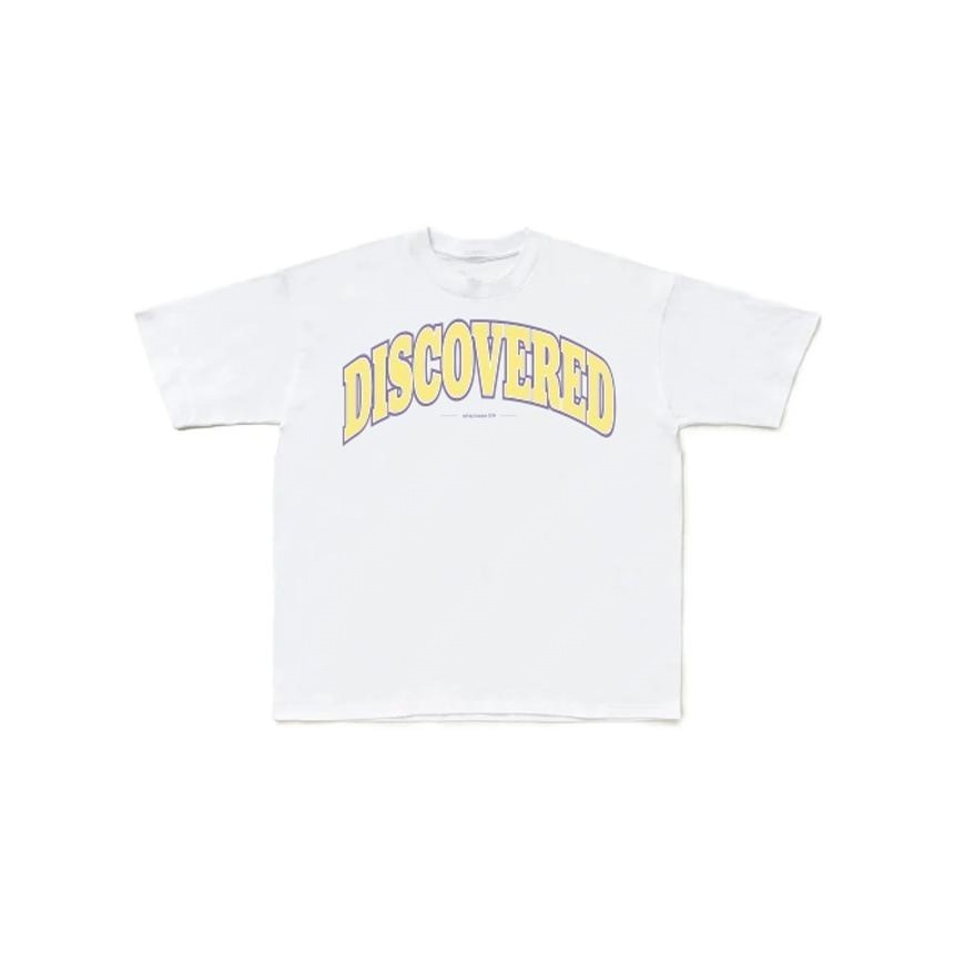 ディスカバードが阪急メンズ東京で限定ストア、“カレッジ風”ブランドロゴTシャツ＆キャップなど｜写真1