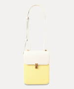 クルニ24年秋冬“バイカラー”レザーバッグ、ゴールドの差し込み錠付きフラップのバケットバッグなど｜写真27