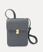 クルニ24年秋冬“バイカラー”レザーバッグ、ゴールドの差し込み錠付きフラップのバケットバッグなど｜写真33