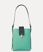 クルニ24年秋冬“バイカラー”レザーバッグ、ゴールドの差し込み錠付きフラップのバケットバッグなど｜写真17