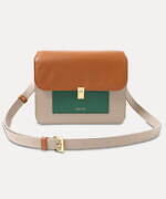 クルニ24年秋冬“バイカラー”レザーバッグ、ゴールドの差し込み錠付きフラップのバケットバッグなど｜写真7