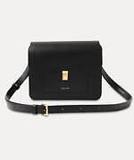 クルニ24年秋冬“バイカラー”レザーバッグ、ゴールドの差し込み錠付きフラップのバケットバッグなど｜写真1