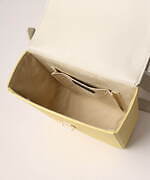 クルニ24年秋冬“バイカラー”レザーバッグ、ゴールドの差し込み錠付きフラップのバケットバッグなど｜写真38