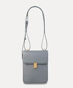 クルニ24年秋冬“バイカラー”レザーバッグ、ゴールドの差し込み錠付きフラップのバケットバッグなど｜写真30