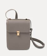 クルニ24年秋冬“バイカラー”レザーバッグ、ゴールドの差し込み錠付きフラップのバケットバッグなど｜写真36