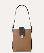 クルニ24年秋冬“バイカラー”レザーバッグ、ゴールドの差し込み錠付きフラップのバケットバッグなど｜写真19