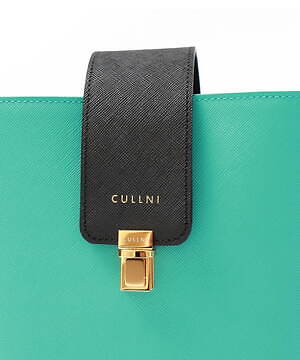 クルニ24年秋冬“バイカラー”レザーバッグ、ゴールドの差し込み錠付きフラップのバケットバッグなど｜写真21