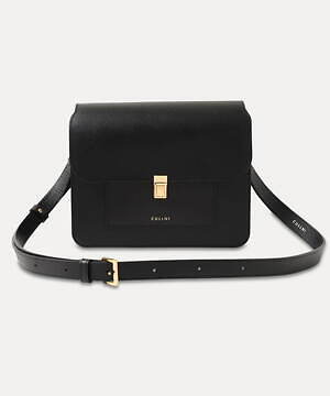 クルニ24年秋冬“バイカラー”レザーバッグ、ゴールドの差し込み錠付きフラップのバケットバッグなど｜写真1