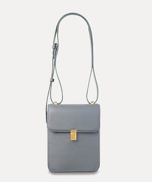 クルニ24年秋冬“バイカラー”レザーバッグ、ゴールドの差し込み錠付きフラップのバケットバッグなど｜写真30