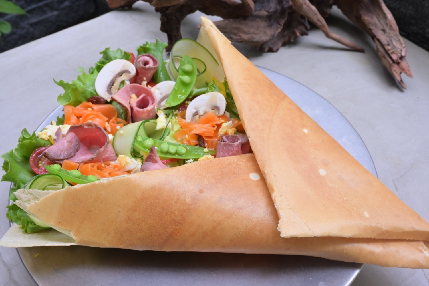 サラダ｜カフェ「クレープとエスプレッソと花束を」芝浦に - パリパリ食感の“ブーケ”風クレープ、花屋も併設