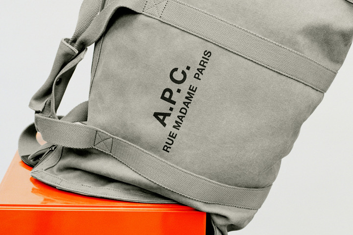 A.P.C.“ミリタリー調”のコットンキャンバスバッグ、ロゴ入り