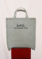 A.P.C.“ミリタリー調”のコットンキャンバスバッグ、ロゴ入り