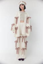 キャンディ ストリッパー24年秋、大ぶりリボンのニットカーディガン＆スマイルの総柄デニム｜写真19