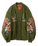 キャンディ ストリッパー24年秋アウター、ペールトーンのスタジャン＆“鳥獣戯画風”刺繍のMA-1｜写真9