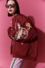 キャンディ ストリッパー24年秋アウター、ペールトーンのスタジャン＆“鳥獣戯画風”刺繍のMA-1｜写真13