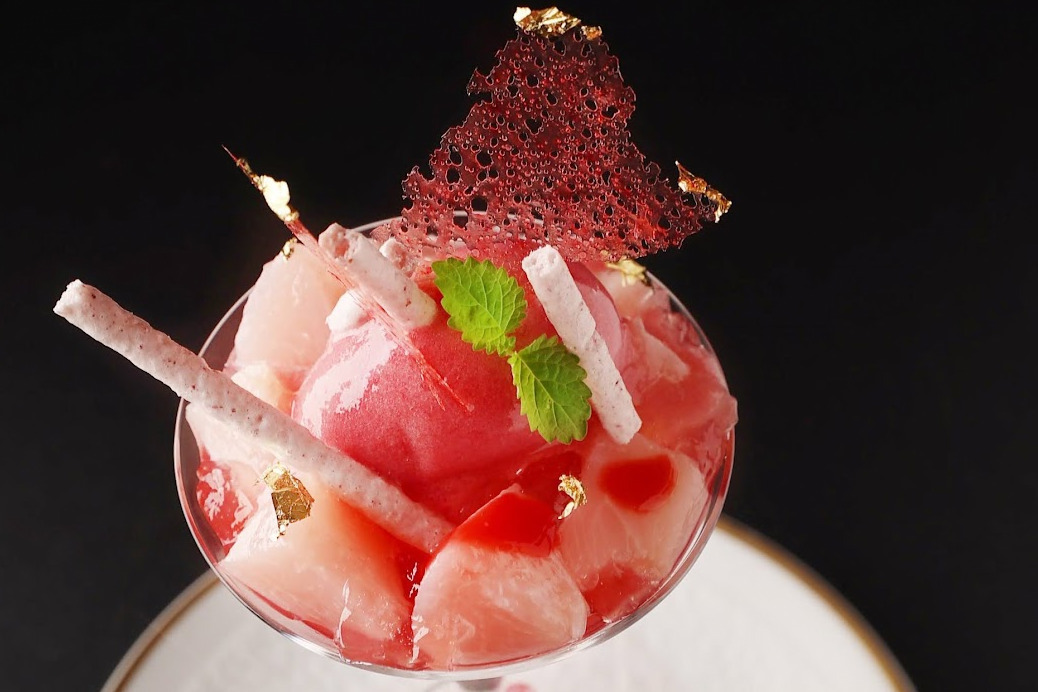 ブランマンジェ｜“桃丸ごと1玉”使用の夏季限定パフェ、日本橋ル カフェ ドゥ ジョエル・ロブションで