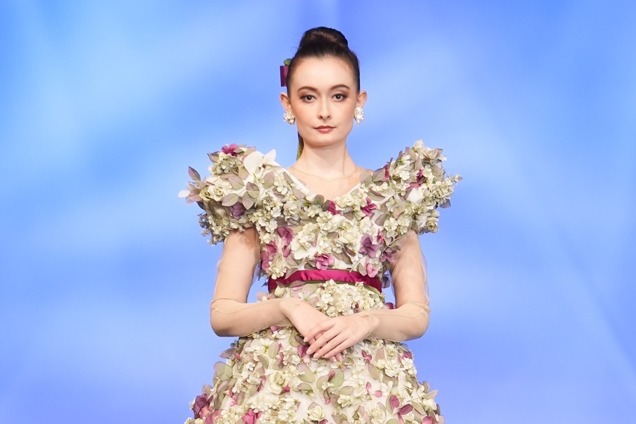 ファッションショー｜ユミカツラの桂由美追悼ショーにウェディングドレス100着、すべては花嫁のために