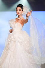 ユミカツラの桂由美追悼ショーにウェディングドレス100着、すべては花嫁のために｜写真2