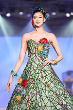 ユミカツラの桂由美追悼ショーにウェディングドレス100着、すべては花嫁のために｜写真50