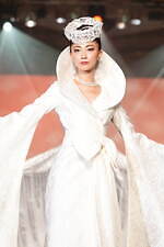 ユミカツラの桂由美追悼ショーにウェディングドレス100着、すべては花嫁のために｜写真84