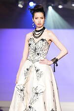 ユミカツラの桂由美追悼ショーにウェディングドレス100着、すべては花嫁のために｜写真93