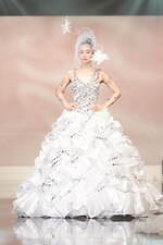 ユミカツラの桂由美追悼ショーにウェディングドレス100着、すべては花嫁のために｜写真136