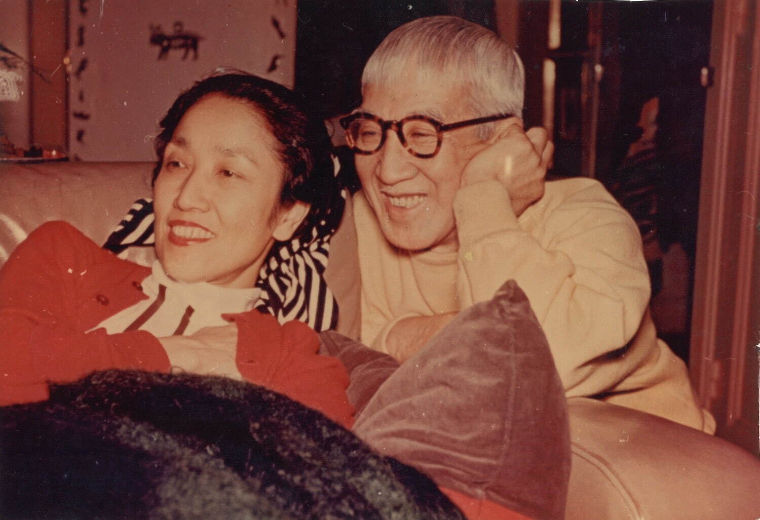 君代に寄り添う藤田 ヴィリエ・ル・バクルの自宅内にて 軽井沢安東美術館蔵