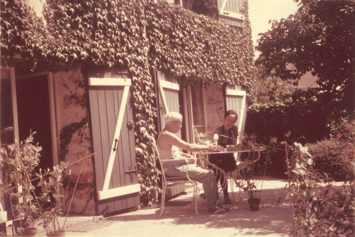 藤田と君代夫人 ヴィリエ・ル・バクルの自宅庭にて 軽井沢安東美術館蔵