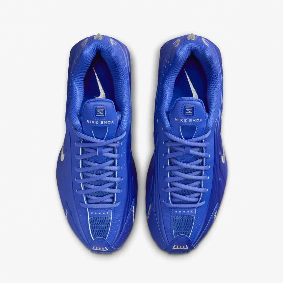 ナイキ「ショックス R4」ウィメンズスニーカー、メタリックな