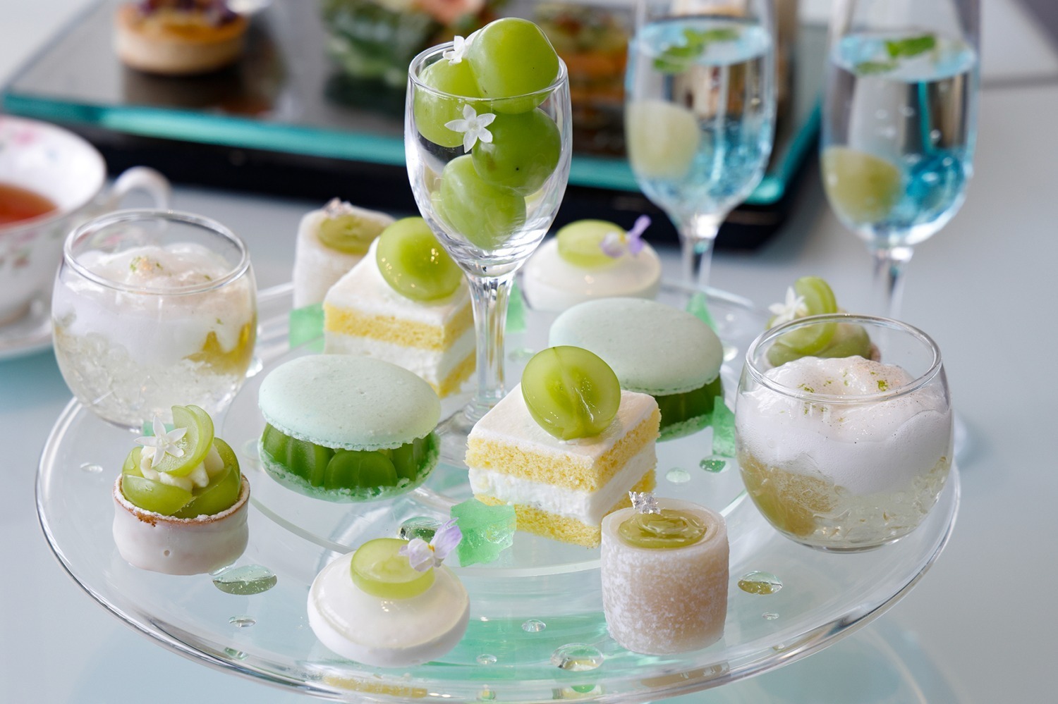 ワイン｜大阪マリオット都ホテル 「シャインマスカットアフタヌーンティー」ケーキやマカロンなどスイーツ勢ぞろい