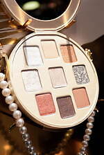 シュウ ウエムラ × TASAKIの24年クリスマスコスメ、パールストラップ付きアイパレや限定リップ｜写真32