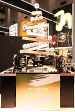 シュウ ウエムラ × TASAKIの24年クリスマスコスメ、パールストラップ付きアイパレや限定リップ｜写真43