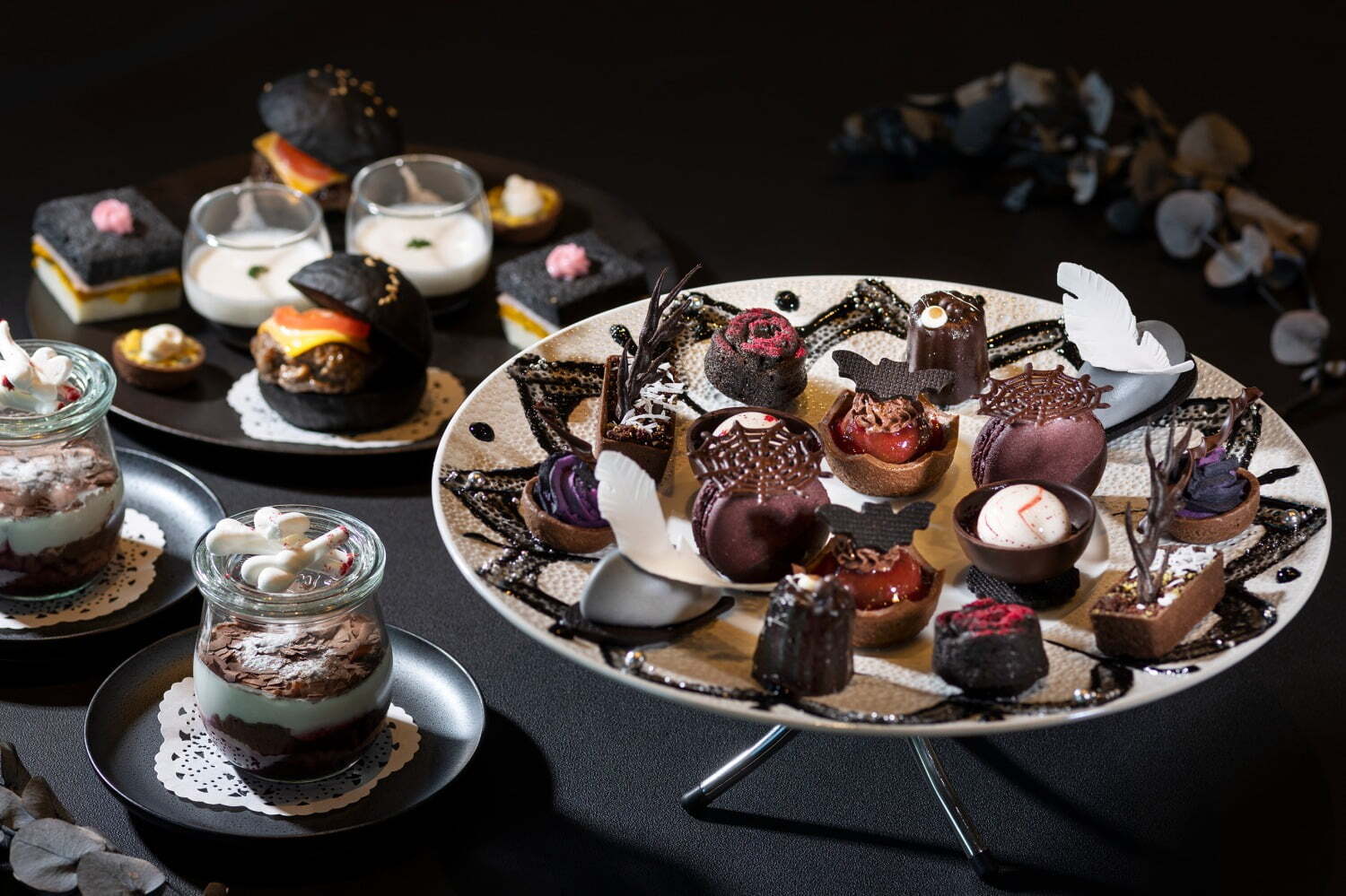 紫芋｜ザ・プリンスギャラリー 東京紀尾井町のゴシック調ハロウィンアフタヌーンティー、蜘蛛の巣マカロンなど