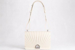 カミーユ・フォルネ“プリーツ”デザインの「シグネチャー バッグ」スクエア型＆異なるカラーのライニング