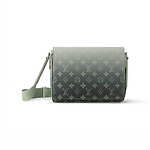 人気ハイブランドのメンズバッグ[2024秋冬]流行りの“小さめ”ミニバッグなどおすすめ新作｜写真16