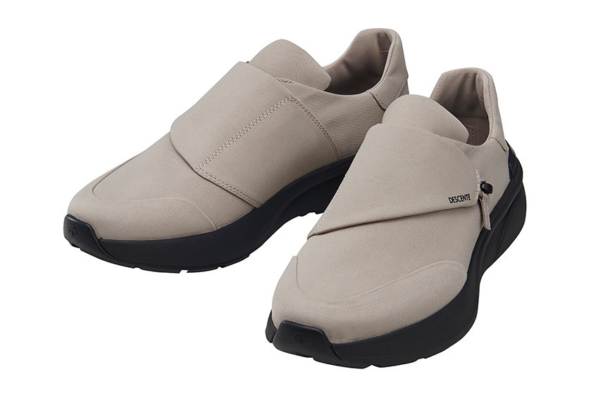 スポーツウェア｜デサントのスニーカー「ヴェルサー」スエードアッパー×ヴィブラムソールや透湿防水設計で