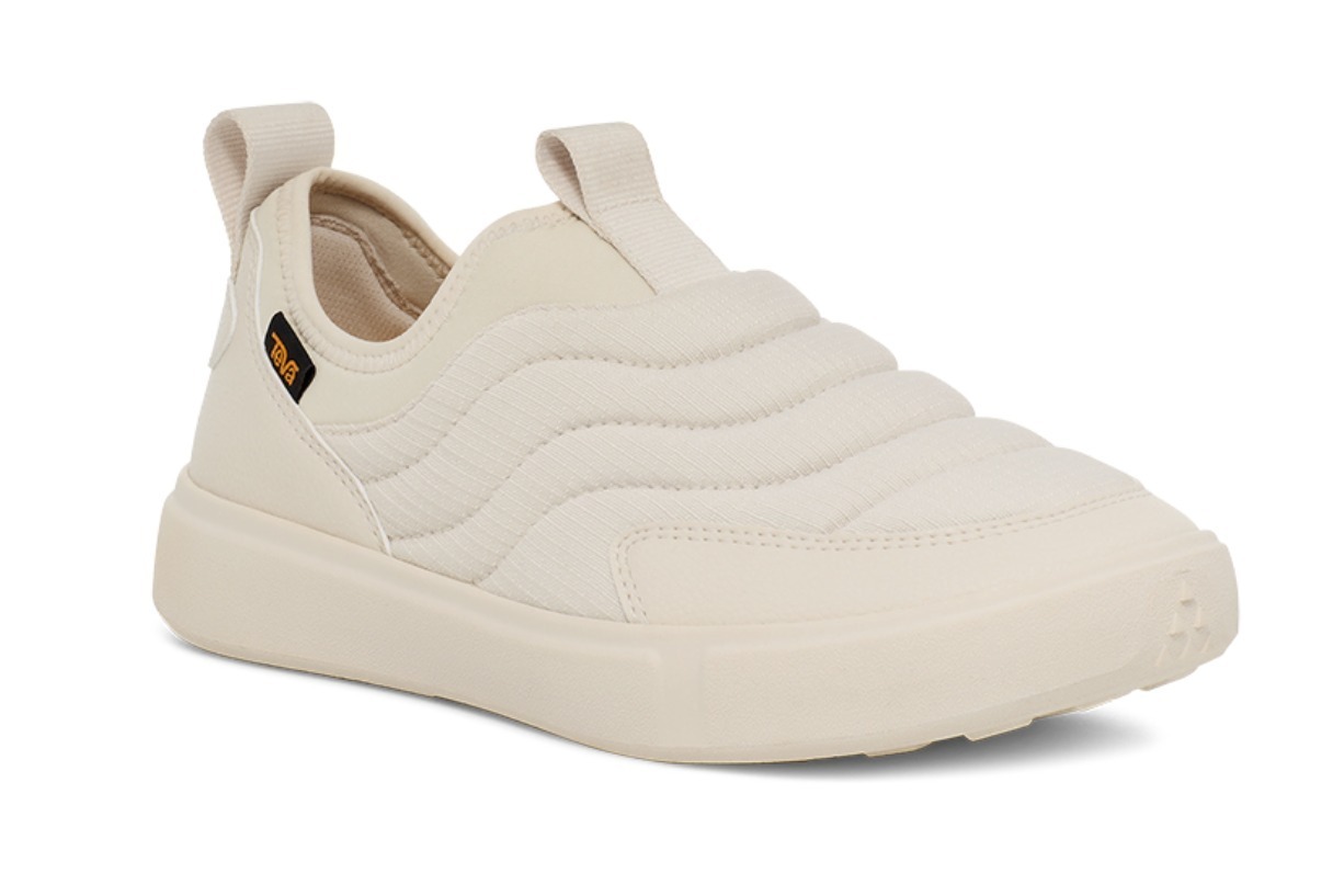 スリッポン｜Teva“雲”のような履き心地のスリッポンスニーカー、中綿入りアッパーに地形風のステッチ