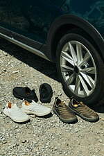 Teva“雲”のような履き心地のスリッポンスニーカー、中綿入りアッパーに地形風のステッチ｜写真11