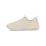 Teva“雲”のような履き心地のスリッポンスニーカー、中綿入りアッパーに地形風のステッチ｜写真2