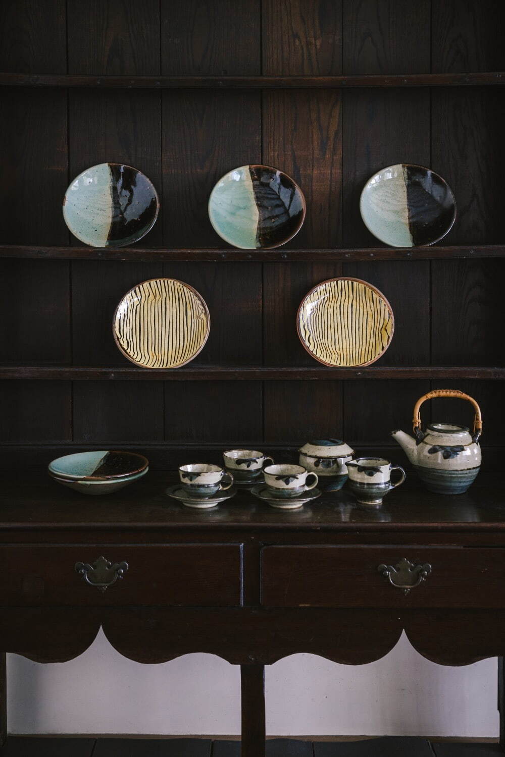 (上から) 緑黒釉掛分皿 因幡牛ノ戸(鳥取) 1931年頃
河井寬次郎 流描皿 京都 1927-28年頃
濱田庄司 藍鉄絵紅茶器 栃木 1935年頃
食器棚 イギリス 19世紀 いずれも日本民藝館蔵
Photo: Yuki Ogawa