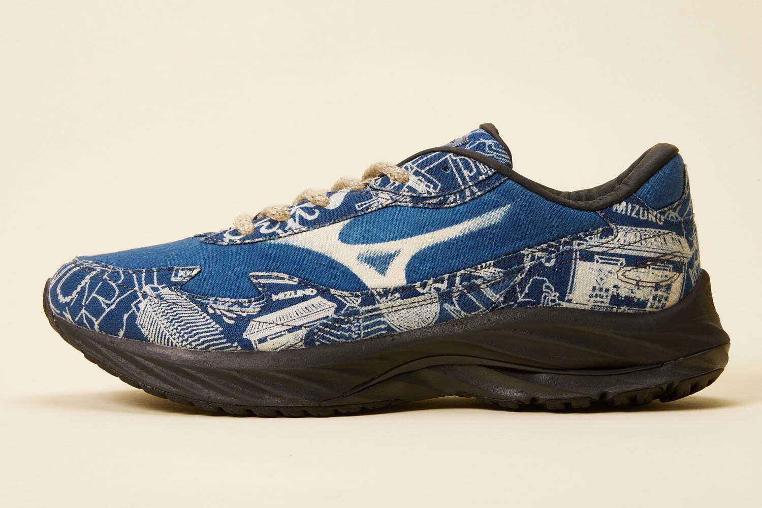 ヘリンボーン｜ミズノ“藍染×異素材アッパー”の「ウエーブライダー β」スニーカー、徳島発・ブアイソウとコラボ