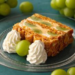 キハチ 青山本店“シャインマスカット”の秋限定ナポレオンパイ、たっぷり果肉×なめらかクリーム｜写真1