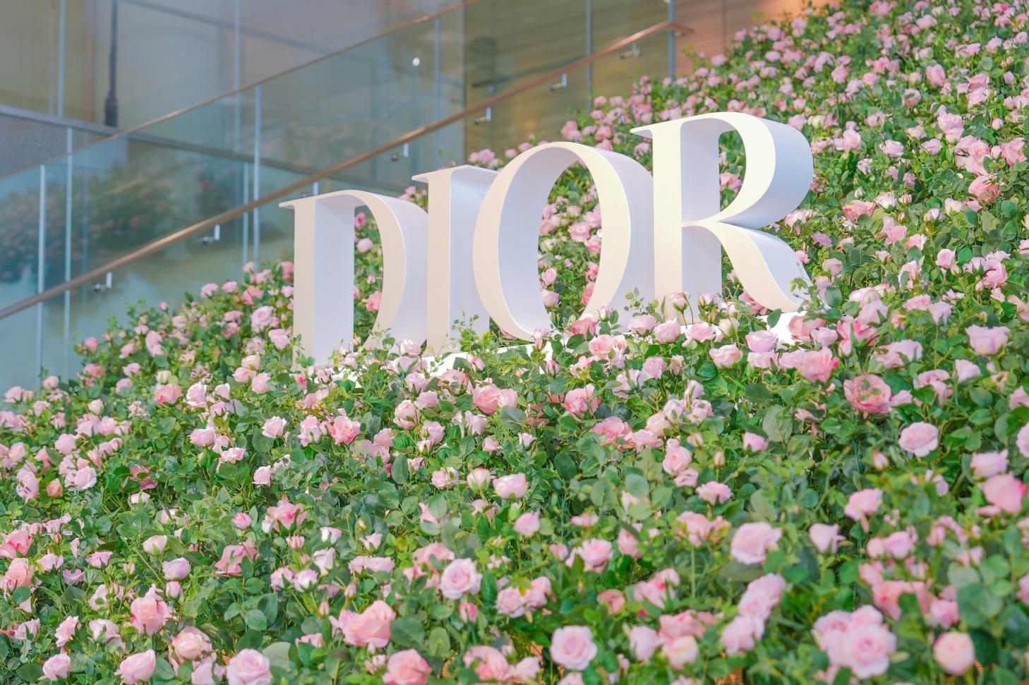 ディオール プレステージの体験型イベント、ヒルズハウス麻布台が“ローズの世界”に