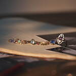 アガット“シックなパリの街並み”着想ジュエリー、深みのあるミステリアスなサファイアリングなど｜写真1