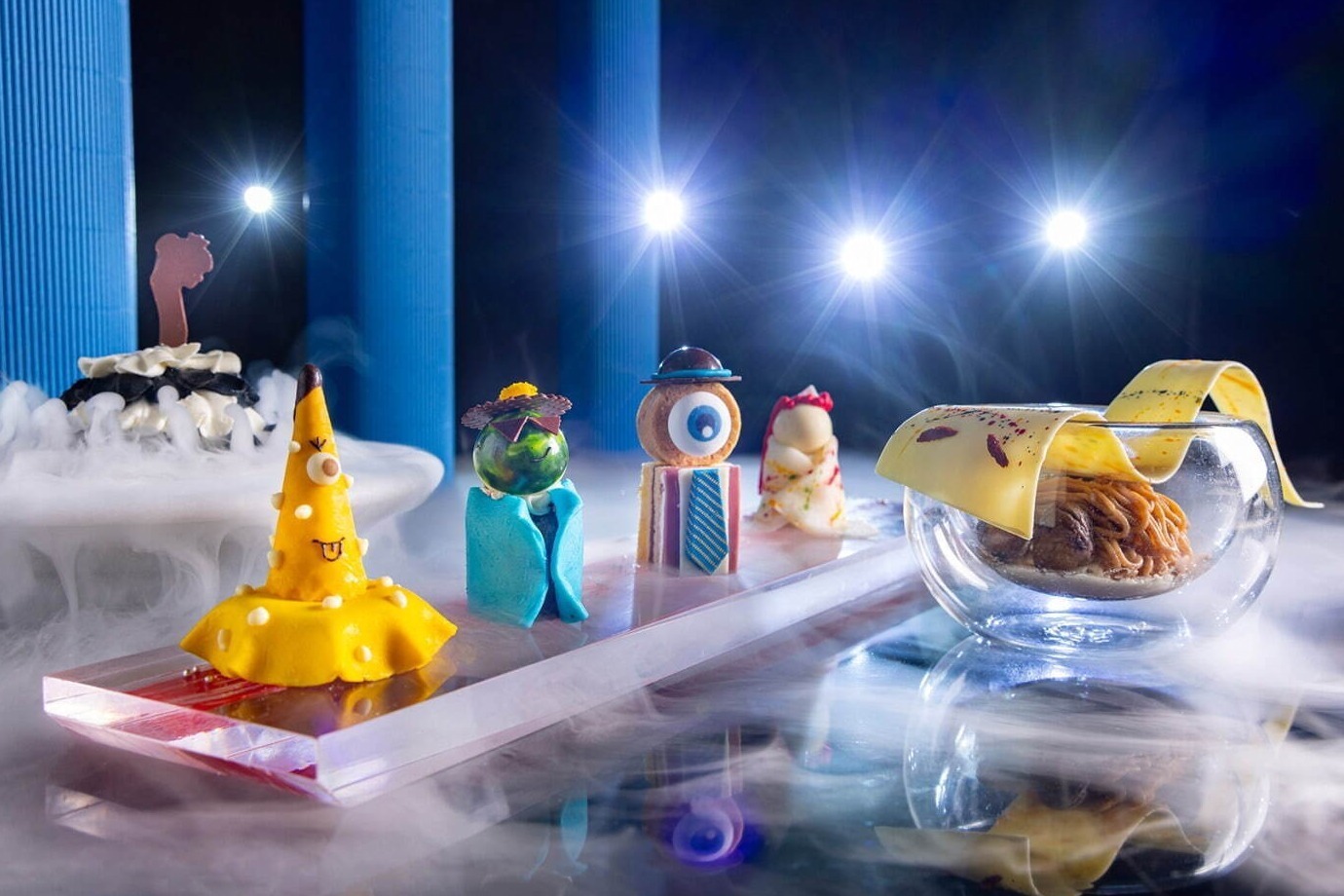 キンプトン新宿東京“妖怪ファッションショー”着想ハロウィンアフタヌーンティー、ドレス姿のろくろ首など